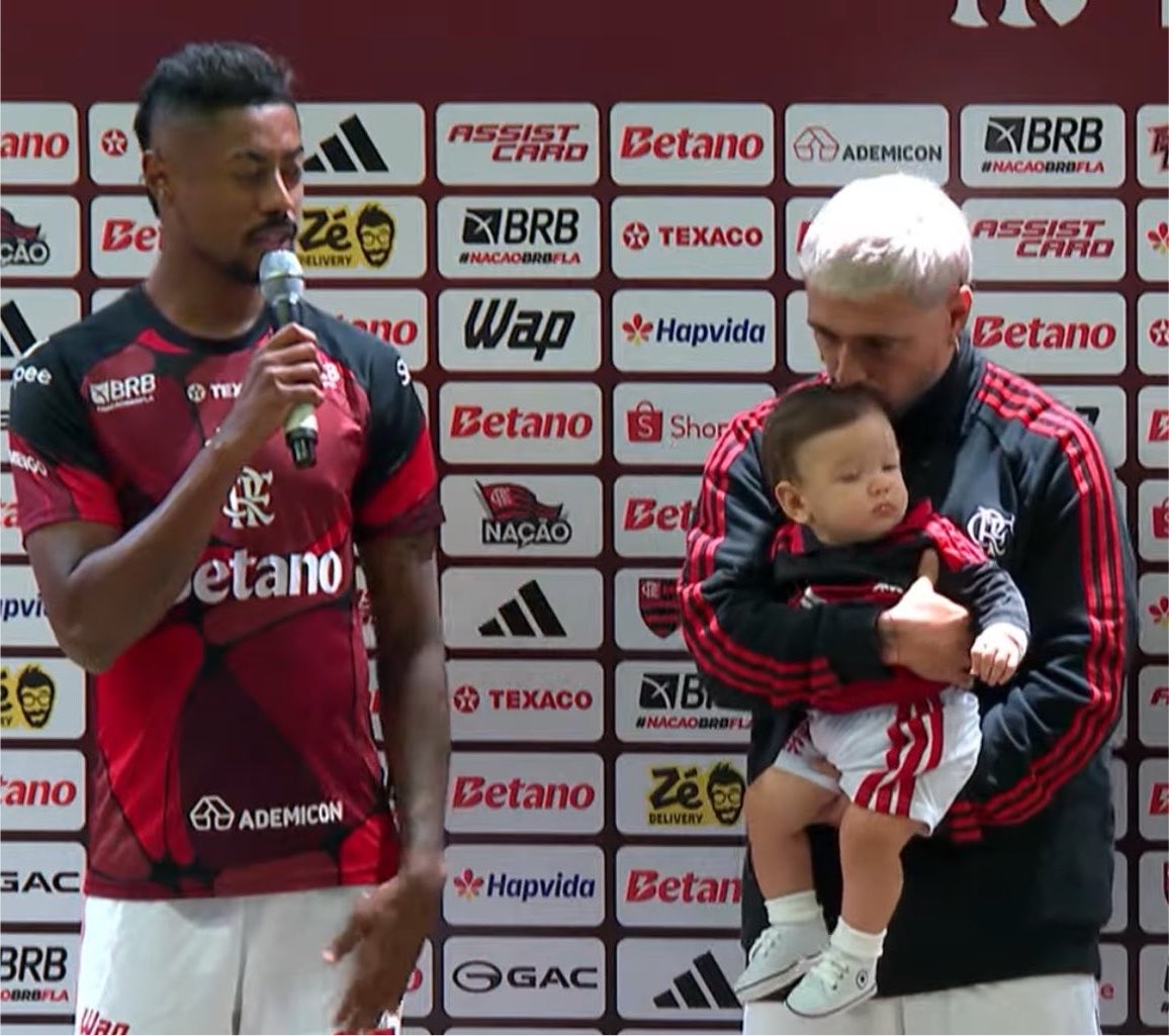 gabmartineelli's tweet photo. bh olhando pro milano e pensando desde quando o arrascaeta é pai de baby https://t.co/1iUXxd7UWF