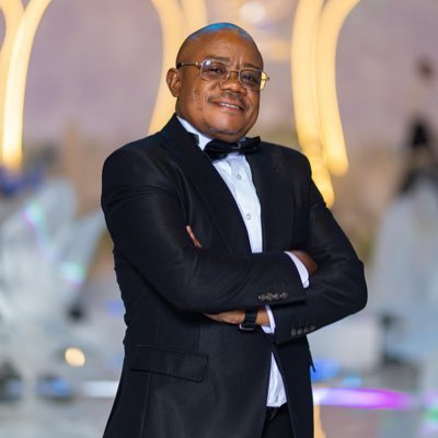 JamsMupualaRdc's tweet photo. #RDC:#Lambert_Mende ne s’est pas borné à invoquer la manipulation : il a reconnu avoir travesti, a posteriori, les délibérations du Conseil des ministres dont il était le porte-parole. 

Interrogé sur sa propre responsabilité, il s’en exonère intégralement, comme s’il n’avait jamais été qu’un exécutant sans volonté ni discernement. Plus grave encore, il rature sa propre trajectoire, effaçant alliances, fidélités et engagements, de la rébellion jusqu’aux plus hautes charges de l’État. Vingt-cinq années de responsabilités s’évanouissent ainsi dans l’alibi commode d’une funeste « prise de conscience ». Entre l’aveu d’avoir altéré les faits, le refus d’en répondre et le reniement méthodique de son propre parcours, #Lambert_Mende ne plaide plus l’innocence : il verse lui-même au dossier les pièces de sa propre disqualification politique.@FelixMomat
