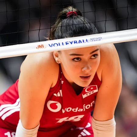 Temmzvolley's tweet photo. 🇹🇷Daniele Santarelli:

"Bugün iyi bir iş çıkardık. 🇧🇷Rosamaria için üzgünüm onu yeterince durduramadık. Bazen onu yakalamak kolay olmuyor, çok fazla hücum ediyor, çok iyi bir oyuncu. 

Takım olarak bence çok iyi bir iş çıkardık örneğin Zehra gibi bir oyuncudan çok memnunum, Bugün onun için bir fedakârlıktı. Bugün pek hücum etmedi çünkü iyi ulaştırmadık pasöre topu. Top ulaştığında da başka taktiklerimiz vardı, Elif de dediğim taktiği uyguladı. 

Bugün İlkin ve Hande de çok iyi oynadı. Bazı anlarda Mile zorlandı ama sonra toparladı, Gizem küçük bir sakatlığı olsa da iyi oynadı. Saliha dördüncü sette 3 tane iyi savunması ve servisi vardı. 

Cansu kenarda çok iyi destek veriyordu dans ediyordu, Elif ile çok fazla konuşuyordu. 

Takım için iyi bir atmosfer oluşturmak çok önemli. Her şey saygıyla başlıyor, onların bana duyduğu benim onlara duyduğum saygıyla.  

Çok sıkı çalışıyoruz, bazı kararlar almam gerek çünkü bu benim işim. Bazen benchteki oyuncular için zor ama herkes Türk voleybolu için çalışıyor. Bu da benim gibi bir çok için olabilecek en iyi şey. "