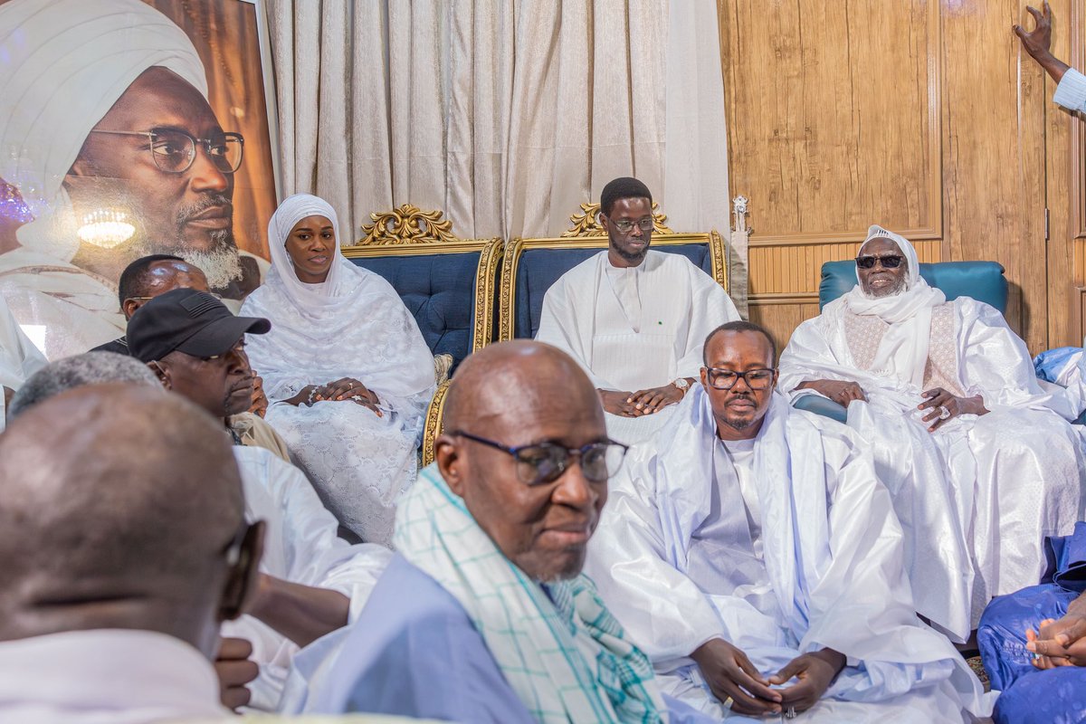 PR_Senegal's tweet photo. Le Président de la République, Son Excellence Monsieur Bassirou Diomaye Diakhar FAYE, a rendu visite ce jour au Khalife général des Mourides, Serigne Mountakha Bassirou MBACKÉ, avant de se recueillir au mausolée de Cheikh Ahmadou Bamba, à la Grande Mosquée de Touba. https://t.co/qkPPvzJ6Zb
