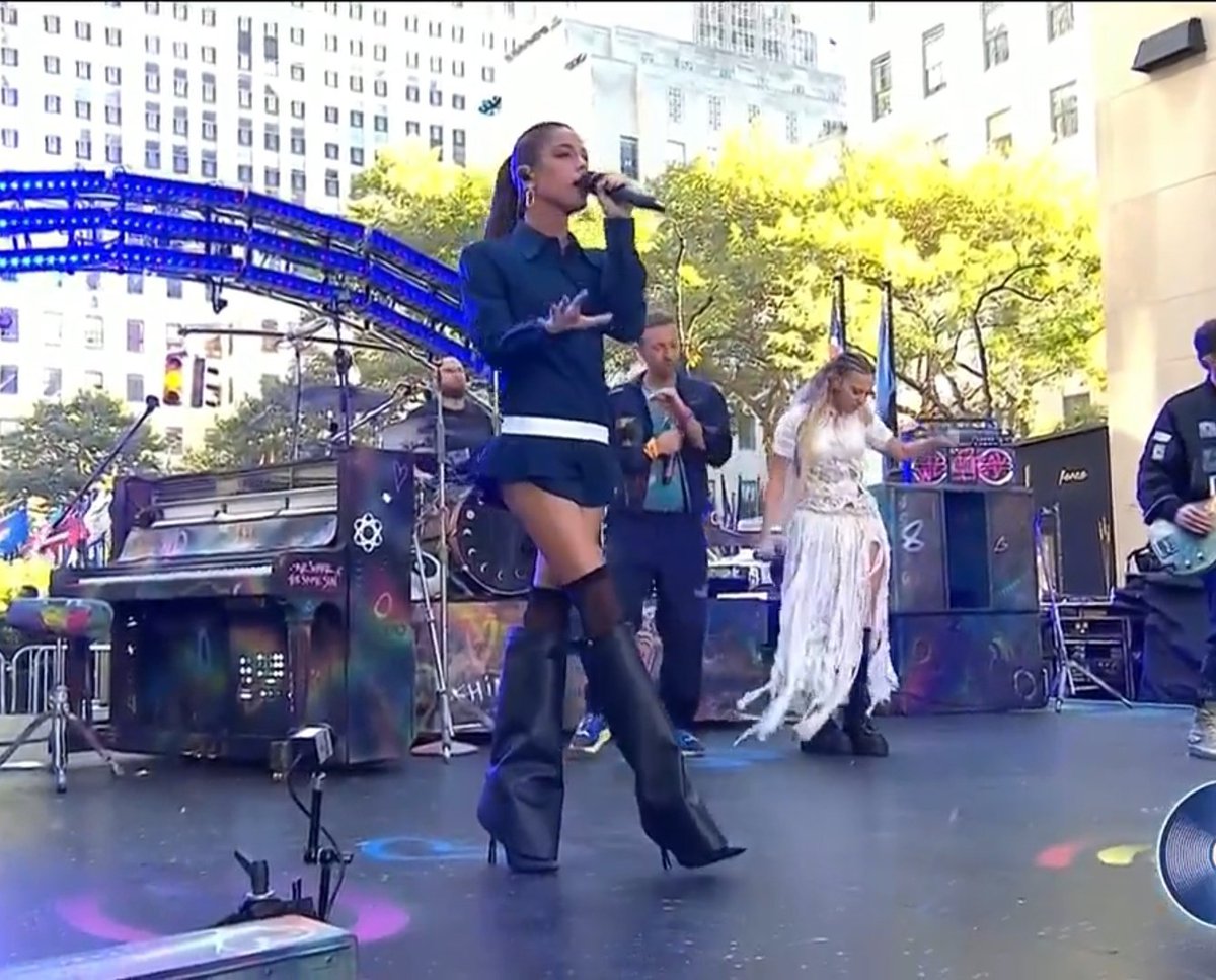 pinkgifttt's tweet photo. Cuando Tini fue a Today Show y Saturday Night Live la única artista argentina en ir a esos programas de TV americanos  tan icónicos 👑🩷 https://t.co/zT5LSb78Ls
