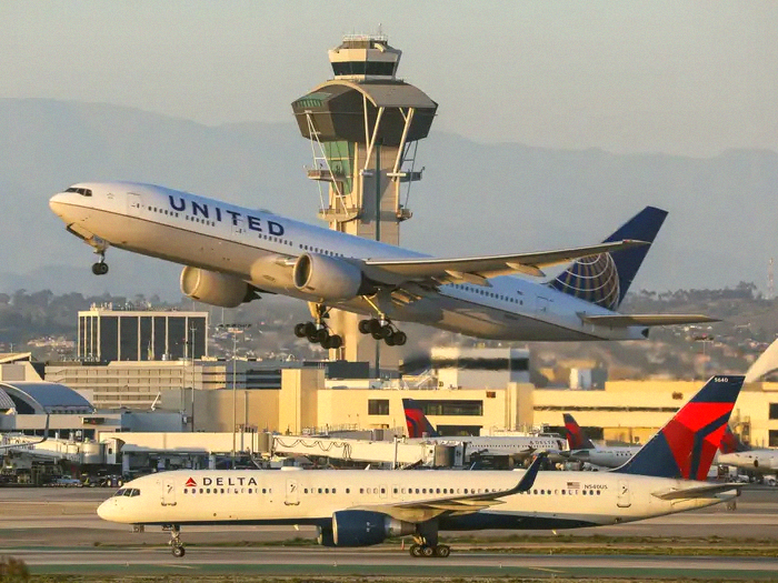 RY0_0529s's tweet photo. ユナイテッド航空 $UAL が去年、デルタ航空 $DAL に合併の打診をしていたらしいよ。WSJが報じてた✈️ https://t.co/jgGR0cCirj
