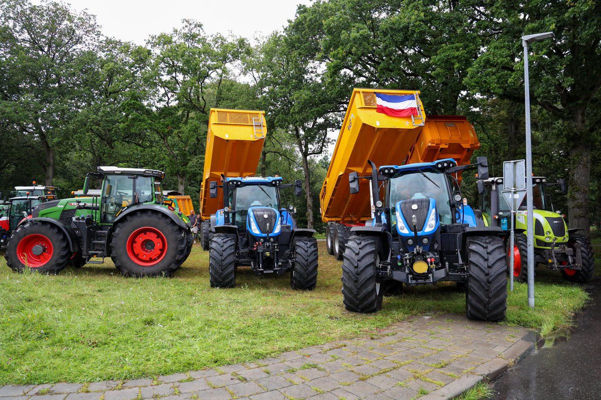 A_thefonz's tweet photo. Boeren hebben zondag langs de A28 gedemonstreerd terwijl duizenden bezoekers het Profile Truckstar Festival verlieten. Veel passerende vrachtwagenchauffeurs lieten met luid getoeter blijken de actie te steunen. https://t.co/lllVgWVeap