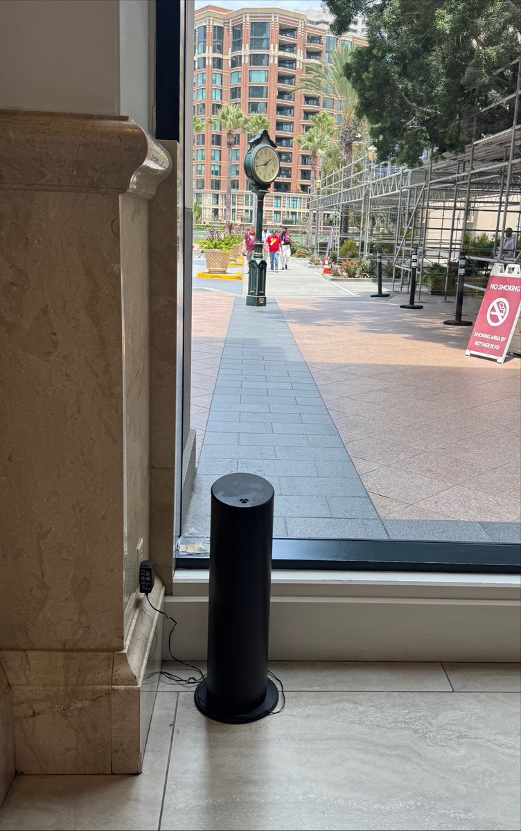 SDCCLineUpdates's tweet photo. βοΈ QUEUE CREW DROP βοΈ
Time for another sticker and a little something extra at the Manchester Grand Hyatt lobby as you exit from getting your panel premiums ππ
Tag us if you snag it! π
#SDCCLineUpdates #SDCC #WhosYourCrew https://t.co/TNhwjx3IiW