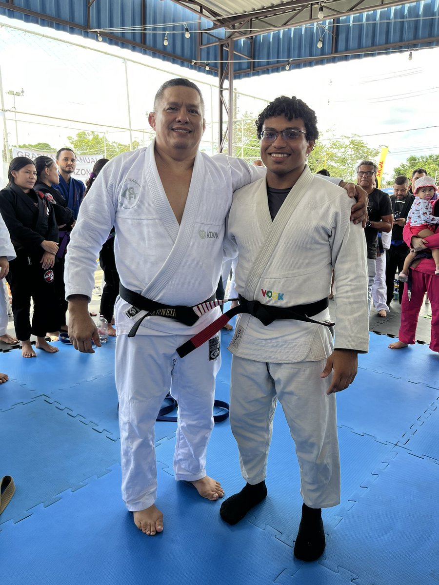 jionblangns's tweet photo. agora sou faixa preta de jiujitsu omg https://t.co/b6oFzqXYFz