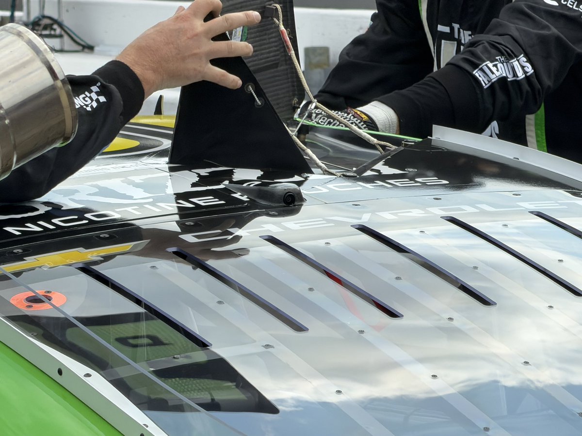 KauligRacing's tweet photo. Four tires and fuel for @AJDinger. 

No damage repair necessary, just closed diffuser flap and the roof flap. 

Headed back out to fight forward! https://t.co/RR4QeaYDRK