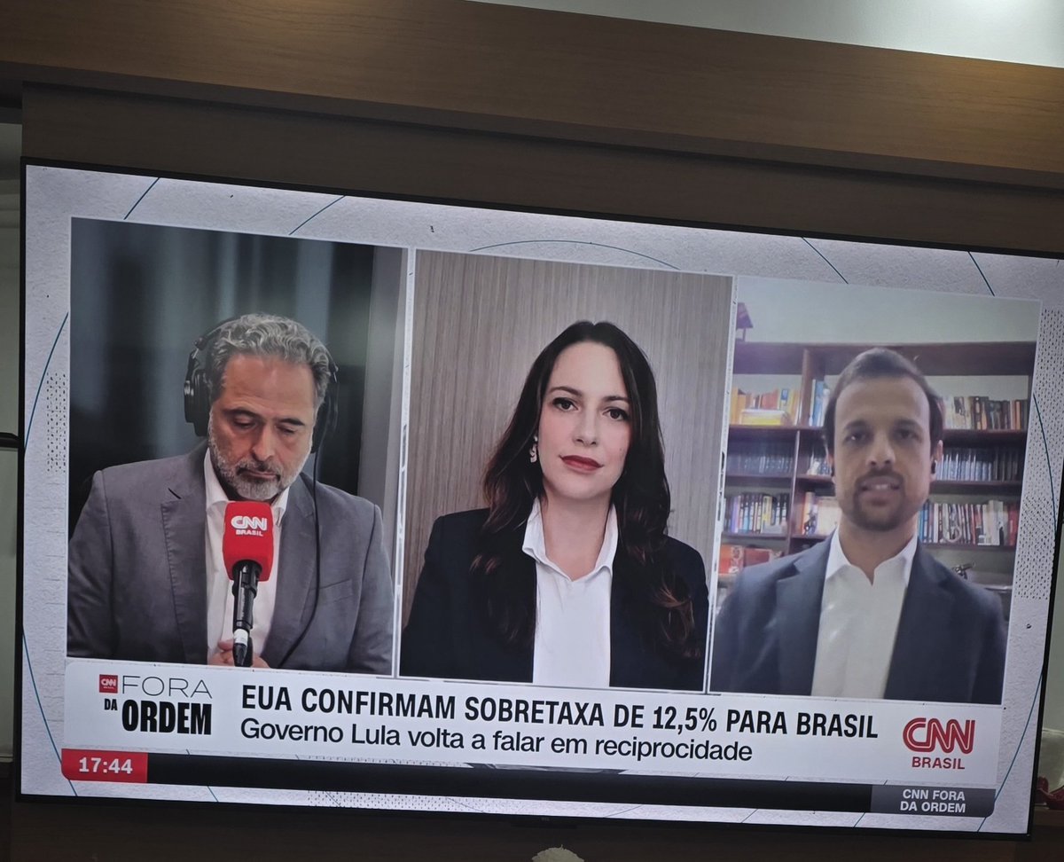Carvalllho's tweet photo. Vendo, agora, análise da taxação sobre o Brasil. Os comentaristas, falam muito da queda de aceitação do governo americano, como se isso fosse um consolo para a dor que se abate sobre nossa economia, por inação fo governo petista, de Lula.
A realidade do fato, eles escondem. https://t.co/CdUyy5prjR