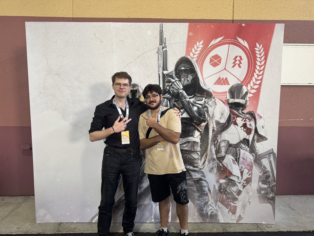 wackpanda_'s tweet photo. This @LukeCB14 guy asked for a photo and then tried to steal my vog ring, smh you just never know these days. https://t.co/3VtCcl0QAI