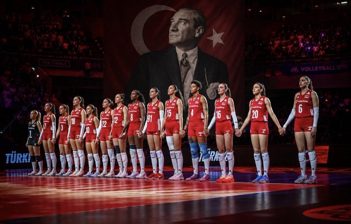 mkerten's tweet photo. Helal olsun size altın kızlar🥇🏆  

Azimle, istikrarla, alnınızın akıyla ve  hakederek buralara geldiniz. Şampiyonluk size çook yakıştı 
🇹🇷Cumhuriyet 'in asil kızları🇹🇷 👏🏻👏🏻

TEBRİKLER TEŞEKKÜRLER 🙏🏻
#FileninSultanları 
#BizVoleybolÜlkesiyiz https://t.co/OjAgmABTmp