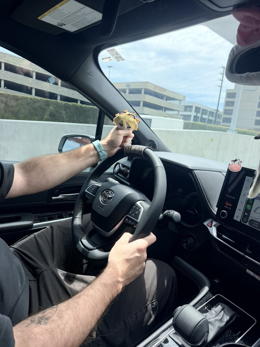 emilyyyhu's tweet photo. He’s driving https://t.co/9yYNYTdSPl