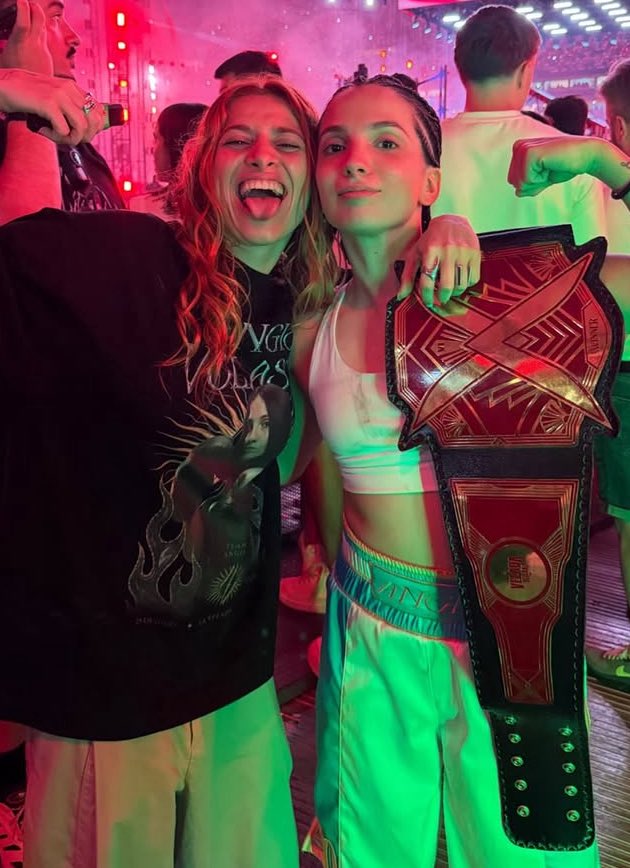Srta_oriii's tweet photo. Ojala tener una @lulignzalez en mi vida.

fue esa que no le importo que la criticara toda una comunidad con tal de salir a defender a su amiga,siempre estuvo segura de que angie iba a ganar esa pelea y siempre tuvo buenas palabras para ella.

De idola a amigas para siempre❤️‍🩹 https://t.co/eRzAHbitfF