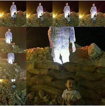 psare_ghorob's tweet photo. داغ این عکس کهنه نمیشه ...💔

 تو نمایشگاه دفاع مقدس قم، نازدانه شهید مدافع حرم سعيد سامانلو دوید تا باباشو بغل کنه ولی وقتی دید ماکت باباشه، بغضش ترکید و کلی گریه کرد ... https://t.co/sUHC7iP587