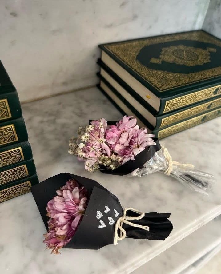 hm_dn99's tweet photo. اختبارات القرآن لا رسوب فيها
 فكلُّ حرف يُقرأ أجر، وكلُّ حرف يُكرَّر أجر.
كلُّ تعب تبذله معه وكلُّ وقت تقطعه في سبيله، سيُكتَب في صحيفتك، ولن يَضيع عند الله مثقالَ ذرَّة.
قال ابن العثيمين -رحمه الله-:
القرآن مبارك في أثره وتأثيره وأجره وثوابه" https://t.co/QmxQyjSA56