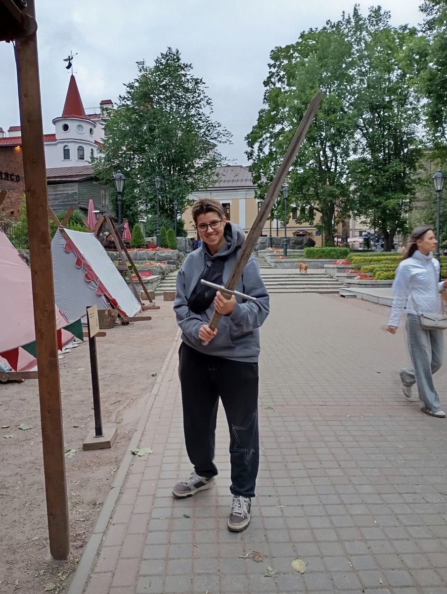 SleepyFilin's tweet photo. Подтверждаю! С мечом мы все явно счастливее, чем без меча https://t.co/Sgg2kXQoYE