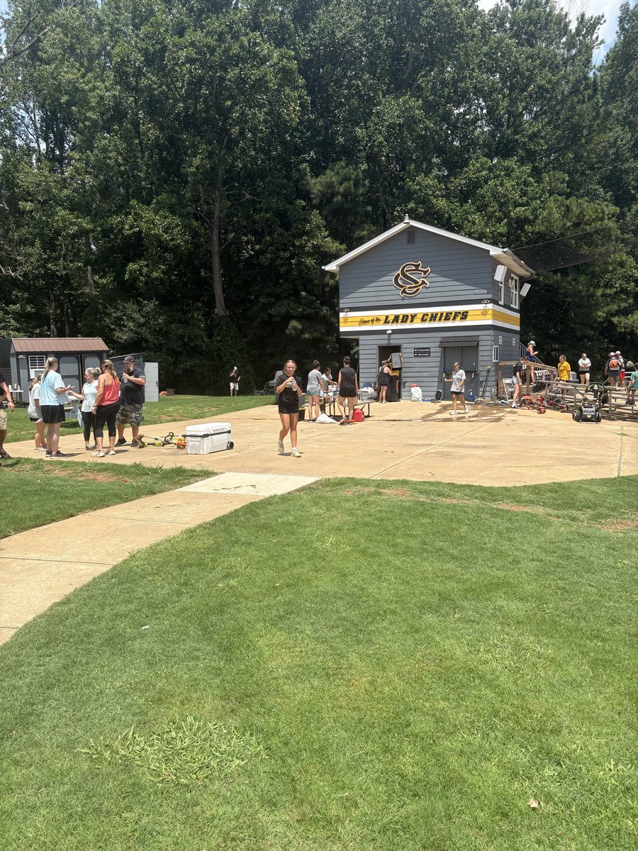ChiefsFastpitch's tweet photo. Great turnout for our annual field clean-up today! Thanks for all the help and hard work especially in the super hot sun!☀️ https://t.co/JUH5fX2bdx