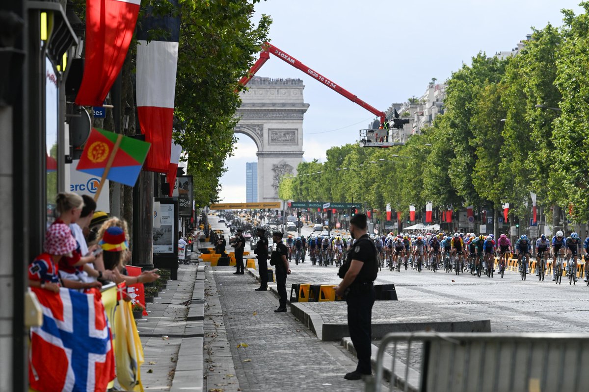 prefetpolice's tweet photo. Aujourd'hui, Paris a accueilli la traditionnelle arrivée du Tour de France.

Je salue l'engagement exemplaire de l'ensemble des forces de sécurité et de secours mobilisées pour protéger les coureurs et les spectateurs tout au long de cette journée.

Grâce à leur professionnalisme, cette grande fête populaire s'est déroulée dans les meilleures conditions.