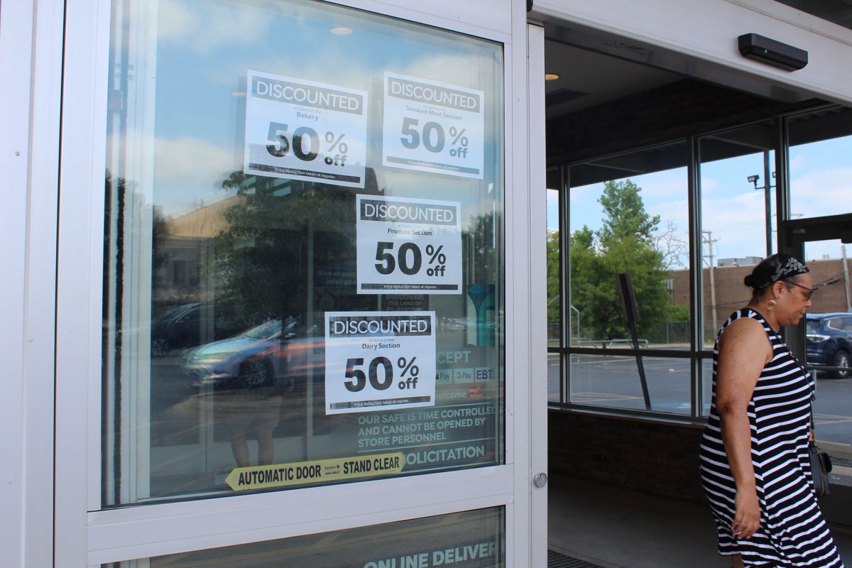 BlockClubCHI's tweet photo. As seven Save A Lot stores closed on the South and West sides Saturday, neighbors say they are increasingly worried about their lack of healthy grocery options: 'I'm devastated.'
https://t.co/BbAxSXtAzO https://t.co/c46TGWhXwC