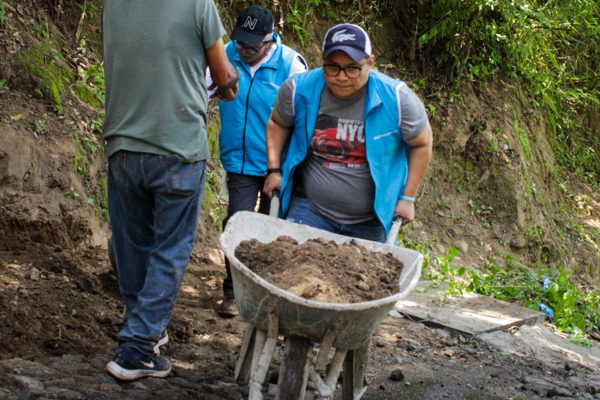 NuevasIdeas_DC's tweet photo. #UnSoloEquipo || Junto a la Directiva y lideres locales de Cantón El Carmen Sector Norte hemos dado inicio al mejoramiento de Calle La Ronda, un proyecto que beneficiará a más de 100 familias.

@XZablah 🇸🇻 https://t.co/84j7y6hNv5
