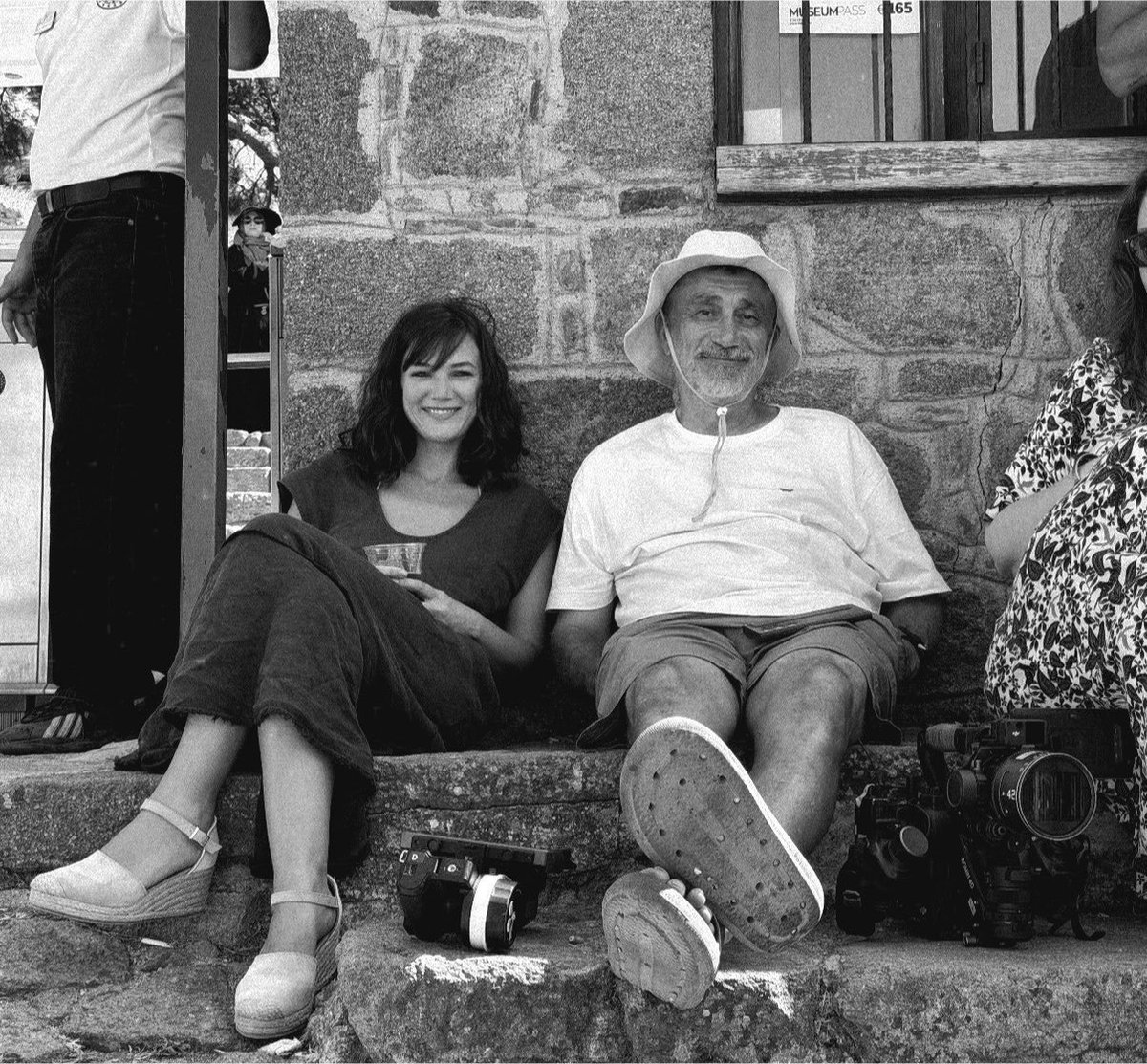 thebursinbrasil's tweet photo. 🎬 Fim das gravações de Yorgun Güneş!

Depois de semanas de trabalho, chegaram ao fim as filmagens de Yorgun Güneş, novo longa de Nuri Bilge Ceylan. Os últimos registros feitos em Assos mostram parte do elenco e da equipe celebrando a conclusão dessa etapa da produção.

Kerem Bürsin integra o projeto em uma participação especial, interpretando um personagem ligado ao passado de Defne, vivida por Pınar Deniz. Um trabalho que coloca Kerem ao lado de um dos cineastas turcos de maior reconhecimento internacional e desperta ainda mais curiosidade sobre o que veremos nas telas.

Agora fica a expectativa para conhecer Yorgun Güneş e, principalmente, descobrir o que essa nova experiência reservou para Kerem. 🎥✨

Fim das gravações. Começa a espera. ❤️

#KeremBürsin