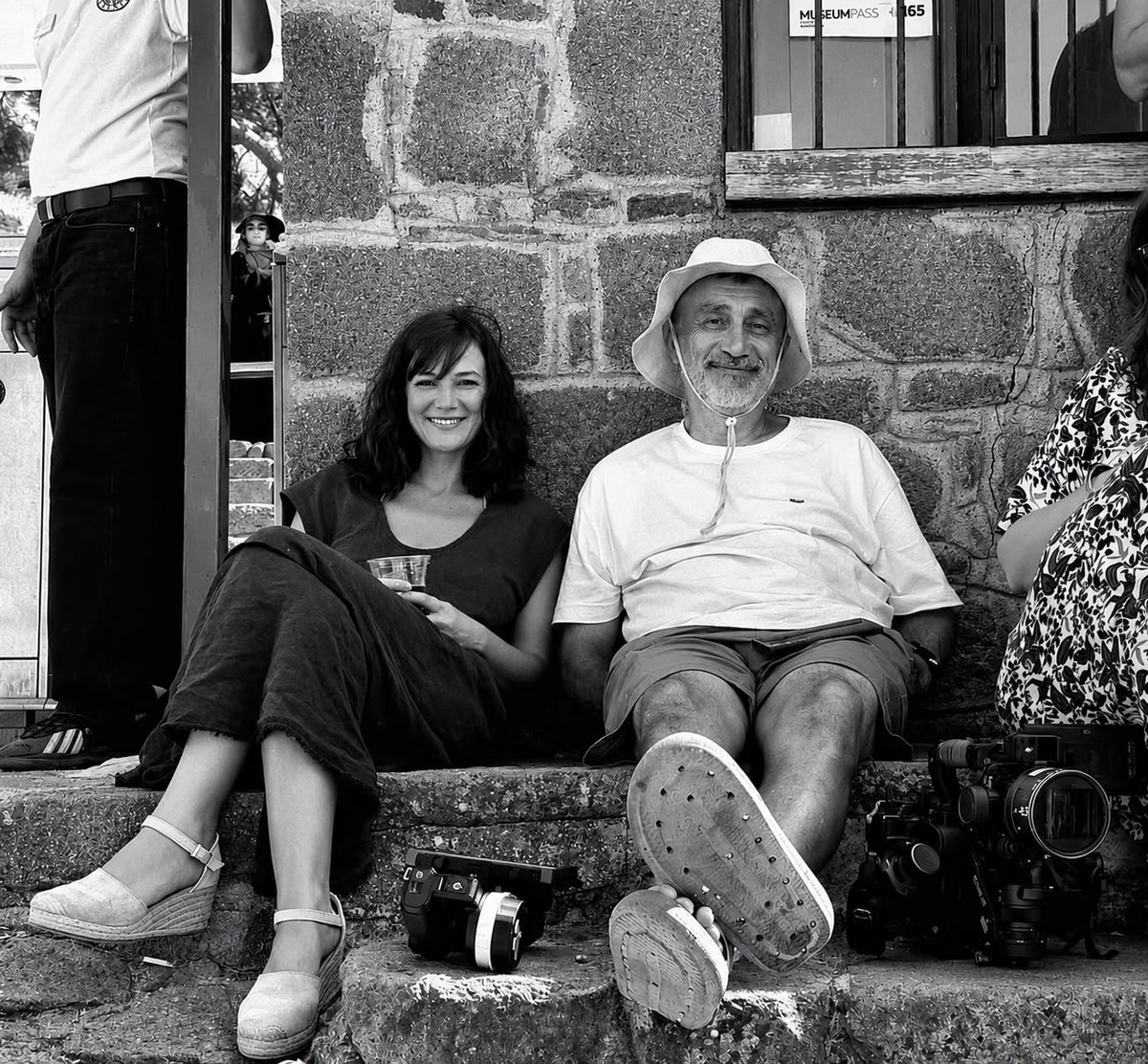 birsenaltuntas1's tweet photo. Nuri Bilge Ceylan’ın Pınar Deniz’li “Yorgun Güneş” filminin çekimleri bitti

♦️Nuri Bilge Ceylan’ın yeni filmi “Yorgun Güneş”in haziran ayı başında İstanbul’da başlayıp Asos’ta devam eden 2 aylık çekimleri tamamlandı. Etkileyici bir baba kız yüzleşme hikâyesini beyazperdeye taşıyan filmde Pınar Deniz “Defne”, Altan Erkekli “Sabri” rolüne hayat verdi. 
♦️Osman Sonant’ın da Defne’nin eşini canlandırdığı filme Kerem Bürsin, Mahir İpek, Serkan Ercan ve Şebnem Hassanisoughi ünlü oyuncular da renk kattı.
 
“PAYDOS” PAYLAŞIMI YAPTI
♦️Ankara’da tek başına yaşayan Sabri’yi sahil kasabasında yaşayan kızı Defne’nin yazlık evine davet etmesiyle yaşanan olayları anlatan filmin çekimlerinin bittiğini Pınar Deniz duyurdu. Başarılı oyuncu, Nuri Bilge Ceylan’la verdiği pozu “Paydos” notuyla paylaştı.
https://t.co/cnnpMAh0g4