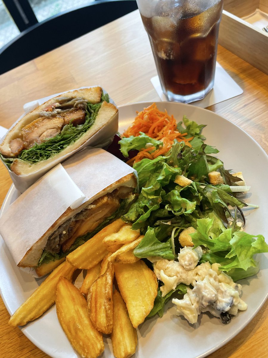 Emihameha's tweet photo. 横浜市関内、馬車道
Toaster!
チキン照り焼きサンドイッチ、ドリンク付き¥1700 https://t.co/CRAlg5CfiJ