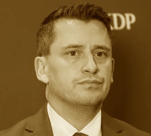 JanMolski's tweet photo. 20 letni asystent społeczny Pawła Śliza z Polski 2,50  zarobił ponad 30 tysięcy na zleceniach Komisji Sprawiedliwości i Praw Człowieka. 

W sumie to ok, ale nie wiadomo nawet, czym dokładnie się zajmował. 

Nic, tylko tyle, że Śliż jest… szefem tej komisji.

Genialne :X https://t.co/fkZ8ZGVOht