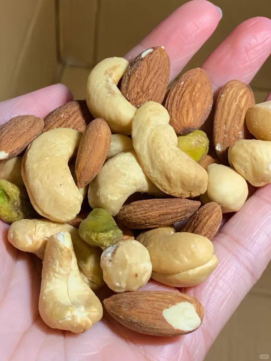 OdaHyunme's tweet photo. Craving a sweet pick-me-up Sharing my go-to salted caramel nut clusters—crunchy, salty-sweet perfection, ready to pass around! , https://t.co/MC63gElM30