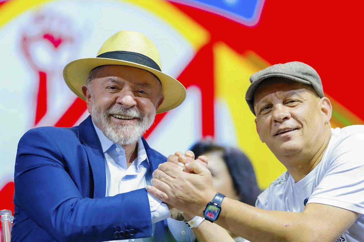 LulaOficial's tweet photo. Parabéns, Wellington, e a toda a nova diretoria por essa importante missão. Que este mandato seja marcado pela união da categoria, pela defesa dos direitos dos trabalhadores e pela construção de novas conquistas.

Tenho certeza de que vocês vão honrar a história de luta dos metalúrgicos do ABC.

📸 @ricardostuckert