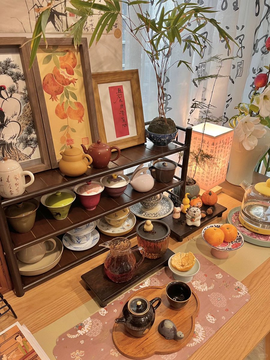 CharlotteG1y's tweet photo. Cozy rainy Sunday at home, sipping hot cocoa and flipping through old photo albums – perfect little recharge moment ， https://t.co/9MW9rzdWN2