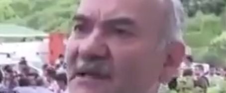 Giritlii_'s tweet photo. Yılın gazetecilik ödülü…

Ne hikmetse SÖZCÜ TV muhabiri, onca kişinin arasından gelip Kemal Kılıçdaroğlu’nun hemen yanı başında hakaret eden kişiyi bulup röportaj yapıyor.

Eğer iddia edildiği gibi bu kişi sadece kalabalık oluşturmak amacıyla cast ajansı üzerinden ücret karşılığında getirilmiş biriyse, neden özellikle Kemal Bey’in yanına kadar gelip hakaret etmeyi tercih etti?

Ebru Çelik’in iddiasına göre bu kişilerin görevi propaganda amacıyla ücret karşılığında alanda bulunmaktı. O halde bu davranış nasıl açıklanıyor?

Bütün bunların sadece tesadüf olduğunu düşünüyorsanız, buna diyecek bir sözüm yok.

Ama hâlâ Ebru Çelik’in iddialarını ve BirGün gazetesinin haberini “yılın gazetecilik haberi” olarak sunuyorsanız, elbette bunu söylemeye devam edebilirsiniz.