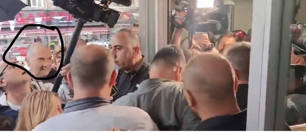 Giritlii_'s tweet photo. Yılın gazetecilik ödülü…

Ne hikmetse SÖZCÜ TV muhabiri, onca kişinin arasından gelip Kemal Kılıçdaroğlu’nun hemen yanı başında hakaret eden kişiyi bulup röportaj yapıyor.

Eğer iddia edildiği gibi bu kişi sadece kalabalık oluşturmak amacıyla cast ajansı üzerinden ücret karşılığında getirilmiş biriyse, neden özellikle Kemal Bey’in yanına kadar gelip hakaret etmeyi tercih etti?

Ebru Çelik’in iddiasına göre bu kişilerin görevi propaganda amacıyla ücret karşılığında alanda bulunmaktı. O halde bu davranış nasıl açıklanıyor?

Bütün bunların sadece tesadüf olduğunu düşünüyorsanız, buna diyecek bir sözüm yok.

Ama hâlâ Ebru Çelik’in iddialarını ve BirGün gazetesinin haberini “yılın gazetecilik haberi” olarak sunuyorsanız, elbette bunu söylemeye devam edebilirsiniz.