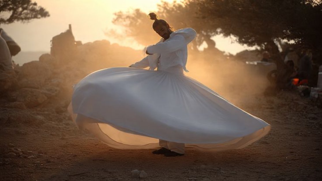 RumiArab's tweet photo. دعْ كلَّ ما تملكُهُ يحترق…
إن كان حجابًا بينكَ وبين الحقيقة.

— جلال الدين الرومي https://t.co/DGHqOn4JZ8