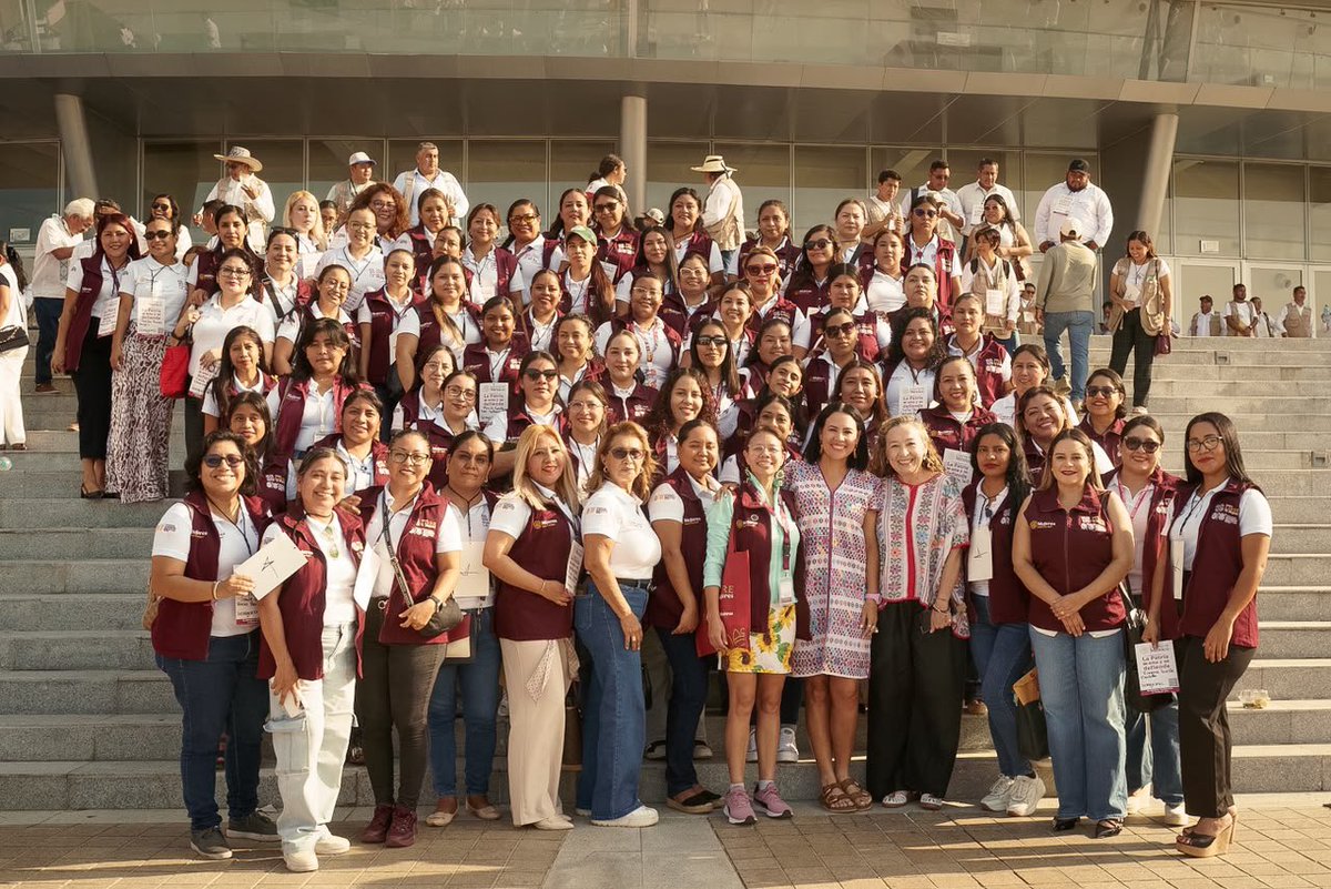 mujeresgobmx's tweet photo. Como parte de la gira de trabajo de la presidenta Claudia Sheinbaum Pardo, @Claudiashein, por el estado de Guerrero, la subsecretaria Ingrid @GomezSaracibar se reunió con las profesionistas de los #CentrosLIBRE del estado y con integrantes de la #RedNacionalDeAbogadas de las Mujeres.

Este encuentro fortalece el trabajo en territorio para seguir garantizando el acceso de las mujeres a servicios de orientación, acompañamiento y atención integral, así como una vida libre de violencias.