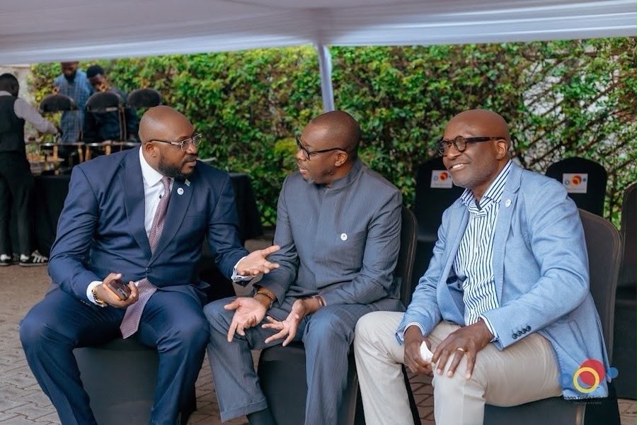 JLutumbatony's tweet photo. Le fameux Bob Kabamba, qui prétend donner des leçons au Président Félix Tshisekedi, est pourtant cité parmi les personnes ayant entretenu des relations avec Rebelle Corneille  @CNangaa et Joseph Kabila. 

On se souviendra que l'ancien conseiller politique de Corneille Nangaa, Éric Nkuba, avait mentionné plusieurs noms, dont ceux de Joseph Kabila, John Numbi, Patient Sayiba, Claudel  @LubayaClaudel, Olenga Nkoyi et Bob Kabamba, comme étant en contact avec Nangaa.