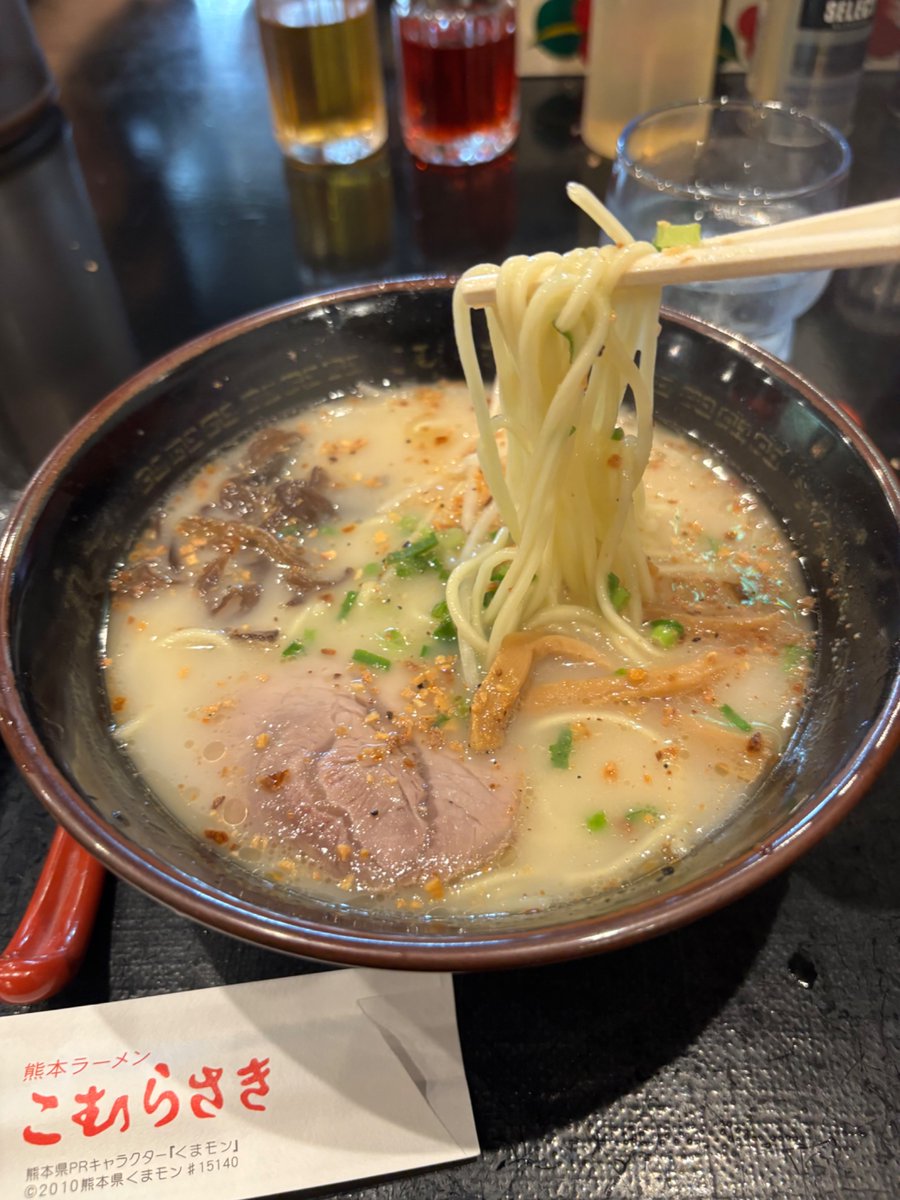 75197519A's tweet photo. ﾗｰﾒﾝ博物館@新横浜駅
熊本ﾗｰﾒﾝ こむらさき 2箇所目
王様ﾗｰﾒﾝﾐﾆ🍜
臭みが無いが旨味がある豚骨ｽｰﾌﾟと小麦香る細麺が最高に😍
#うまーみん 🥰💯
2杯目だがｽﾙｽﾙと完食👍
ご馳走さまでした🙏 https://t.co/dlMSM1EJKS