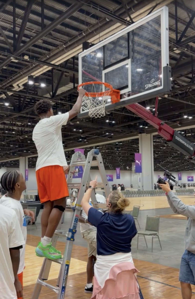 ChasenEdwards's tweet photo. I averaged 17pts over 8 games (8-0), had 4 20+ point games, and 5 games with 5+ assists, and to top it off we WON the championship in a tournament that had over 200 teams competing in it‼️‼️
#brotherhood

@TxTakeover_Ned @JackRiley323 @gregory_coachtx @djones8301 @bigsloan32 https://t.co/GqDMkY6PpC