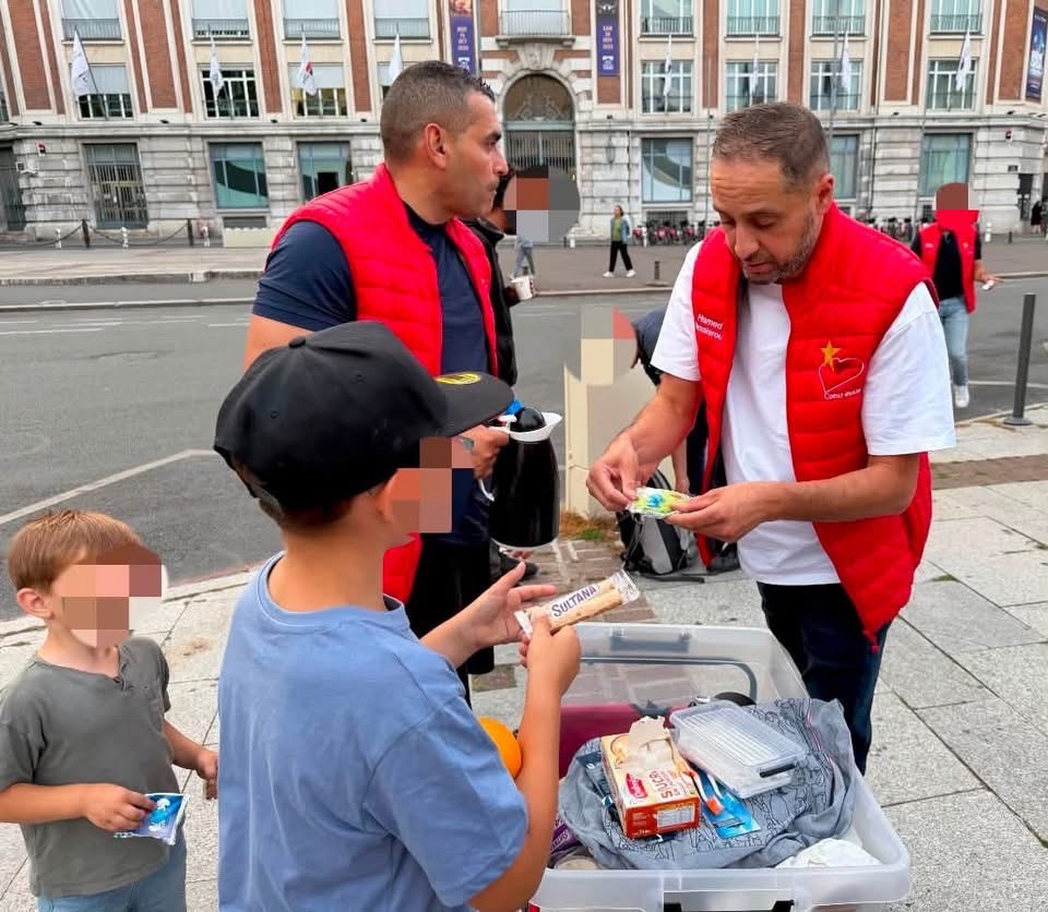 BouananiKalid's tweet photo. Une maraude, ce n’est pas seulement distribuer un repas. C’est offrir du temps, de l’écoute et rappeler à chacun qu’il n’est pas oublié. 

❤️ Cœur Étoilé 🌟
👉 https://t.co/G1MCJpSsT7

#Bénévolat #Solidarité #SansAbri #Lille #CœurÉtoilé https://t.co/DY7FgdBYcC