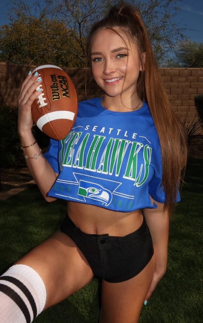 cutemelons's tweet photo. wanna play w me? https://t.co/VWD7aEqweB