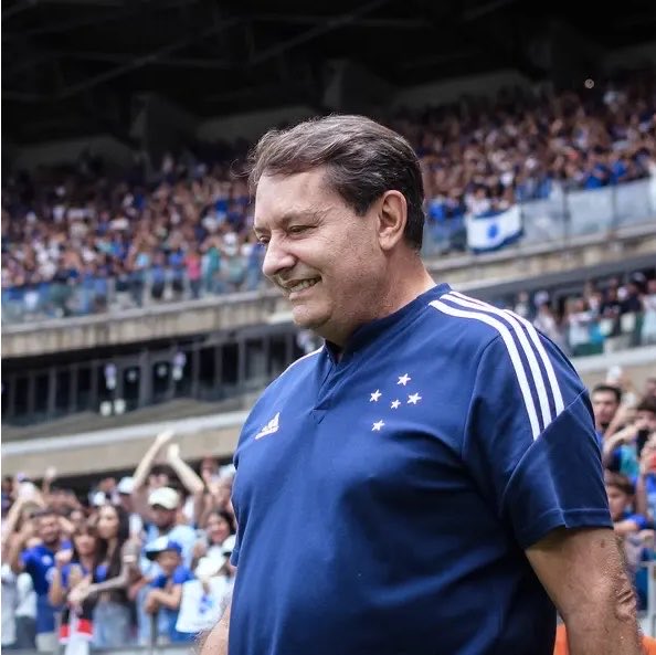 Centraldoocec's tweet photo. Jeguestão Pedrinho BH: “ quando o trabalho é bem feito a inveja é pesada”

-Não tem lateral esquerdo reserva, fica improvisando zagueiro e lateral direito
-Não usa categoria de base
-Não tem volante reserva, improvisa
-Não tem camisa 10 reserva, improvisa
 -Camisa 9 em fase ruim, não tem reserva a altura
-Os pontas : marquinhos, bruno rodrigues e wanderson 
-só tem um goleiro