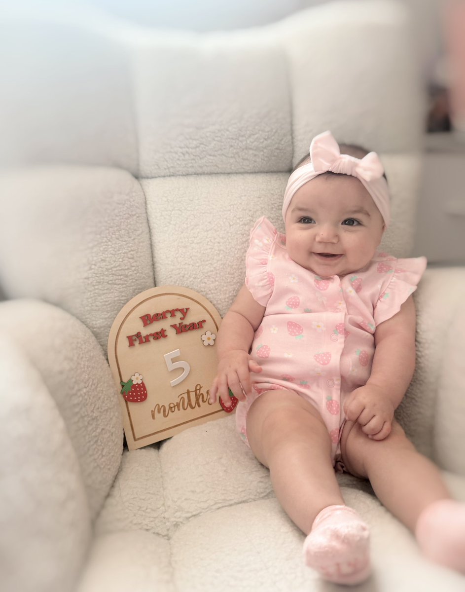justlikepetal's tweet photo. my little strawberry girl is 5 months today 🍓♡ https://t.co/R1qL2SKzoN