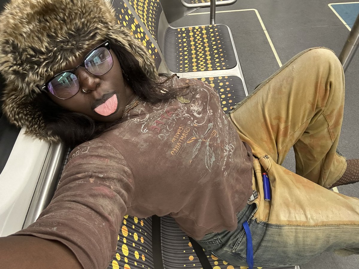 maryiscoolbeans's tweet photo. meet me underground >< https://t.co/ixHdShFltO