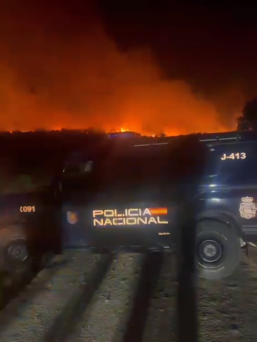 policia's tweet photo. El #BuenasNoches de hoy va dedicado especialmente a quienes luchan incansablemente contra los #IncendiosForestalesEspaña

Mucho ánimo y fuerza a todos los servicios de emergencia

#EstamosPorTi https://t.co/ssNQrG7mc8