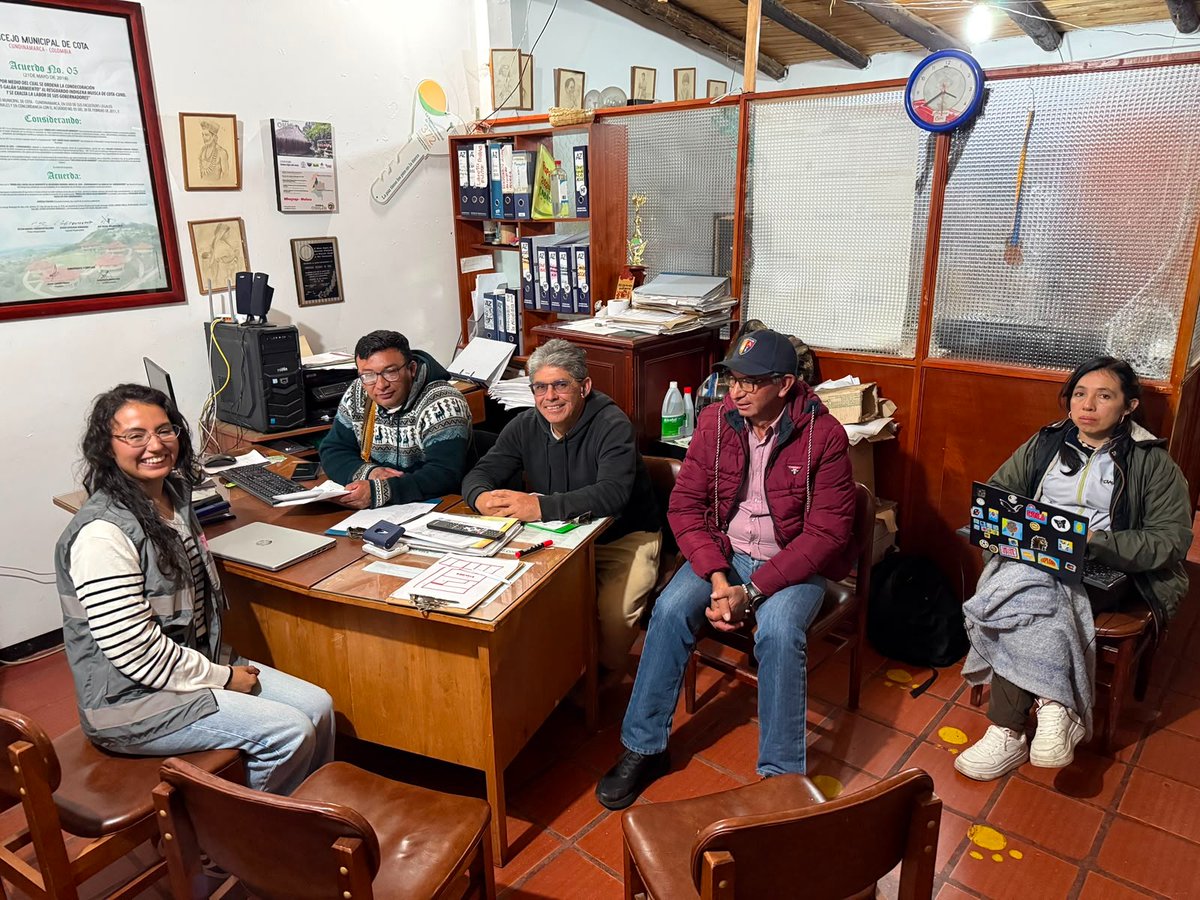 DANE_Colombia's tweet photo. 📍En Cota, Cundinamarca. El equipo DANE de la Territorial Centro se reunió con autoridades del resguardo Muisca para explicar cómo la Encuesta Nacional de Calidad de Vida (#ECV) mide desigualdades estructurales, como el Índice de Pobreza Multidimensional. 
Además socializaron las viviendas del resguardo que hacen parte de la muestra, facilitando así el acceso del personal operativo. 

El espacio también sirvió para resolver dudas sobre el uso y la confidencialidad de la información, amparada en la Ley 2335 de 2023.🤝📊