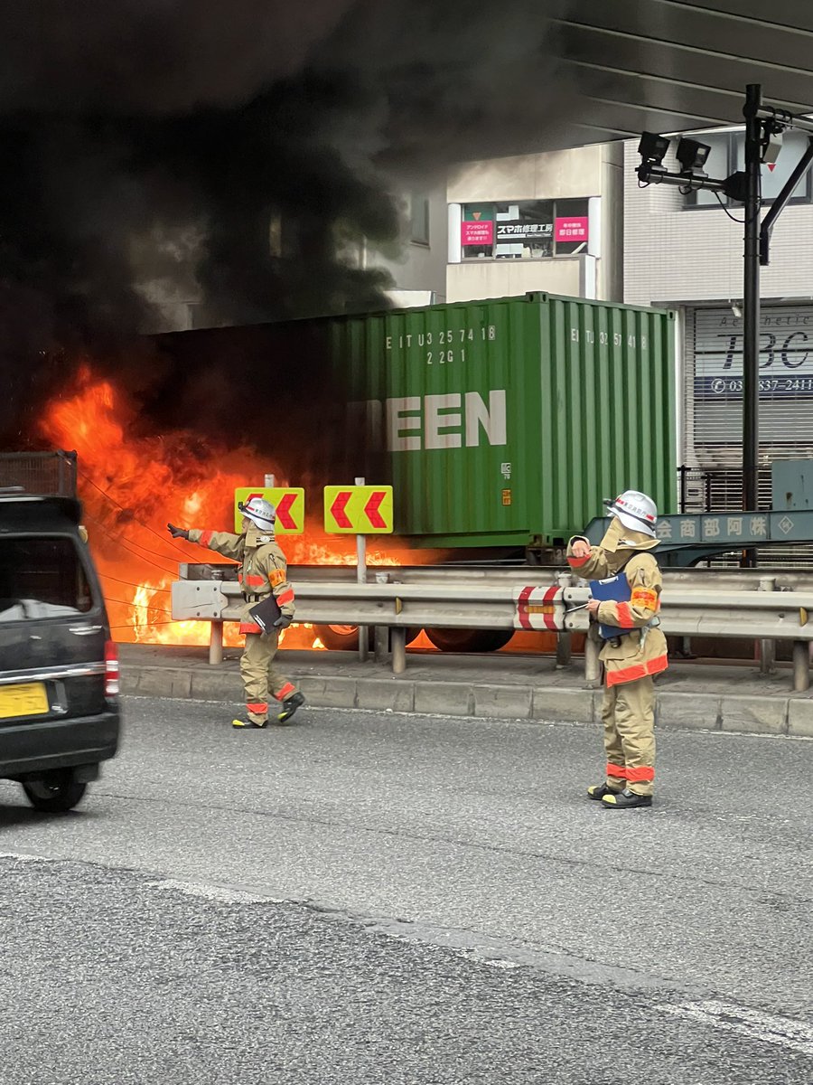 anikou's tweet photo. 上野駅着いたとたんに爆音が…
見たらトレーラーが炎上していた
運転手さん含めて怪我が無い事を願う https://t.co/fTfSasNb89