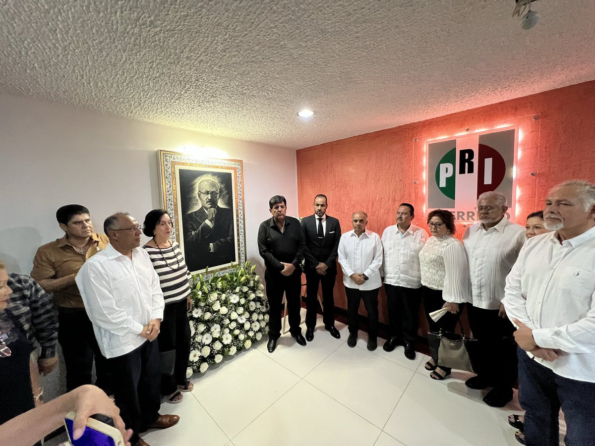 AleBravoAb's tweet photo. A cinco años de su ausencia física, recordamos con afecto a quien fuera un excelente amigo y un gran líder, René Juárez Cisneros. Amistades, familiares y ex colaboradores nos reunimos en las instalaciones del @CDEPRIGuerrero para honrar su memoria. https://t.co/ILyQQVz4a0