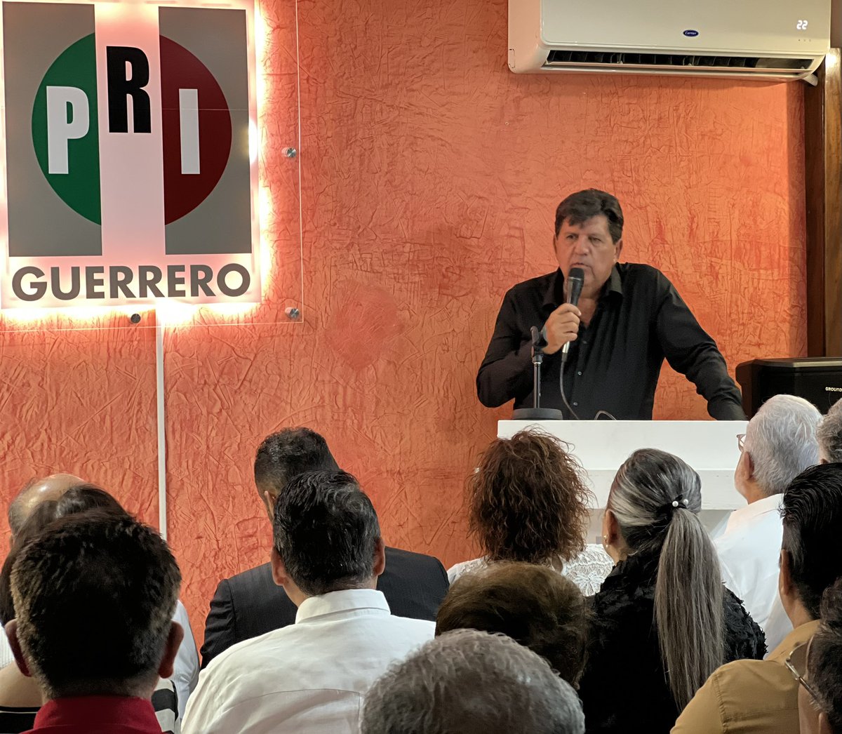 AleBravoAb's tweet photo. A cinco años de su ausencia física, recordamos con afecto a quien fuera un excelente amigo y un gran líder, René Juárez Cisneros. Amistades, familiares y ex colaboradores nos reunimos en las instalaciones del @CDEPRIGuerrero para honrar su memoria. https://t.co/ILyQQVz4a0