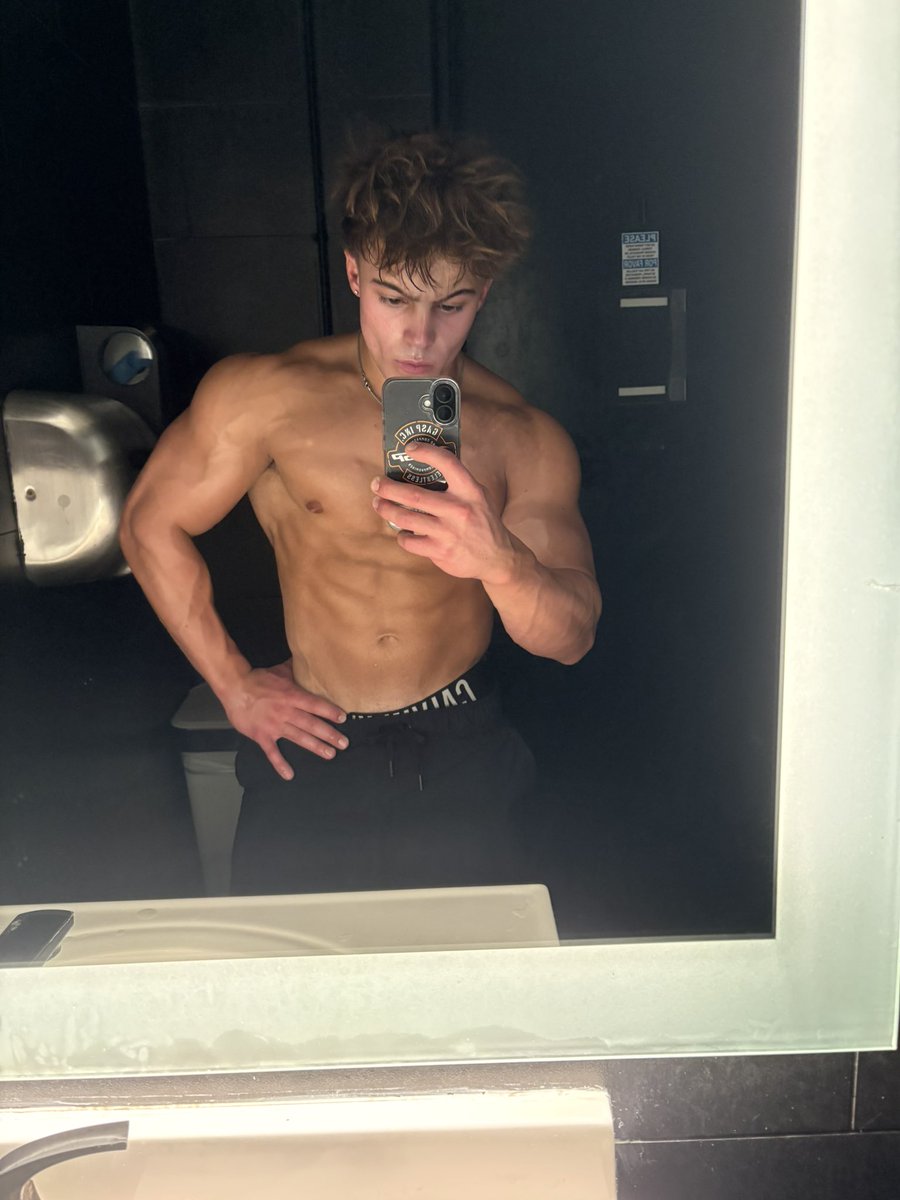 CashMasterSlick's tweet photo. Who’s ready to drain for master this Sunday evening?😈 https://t.co/SPjIUkhgtv