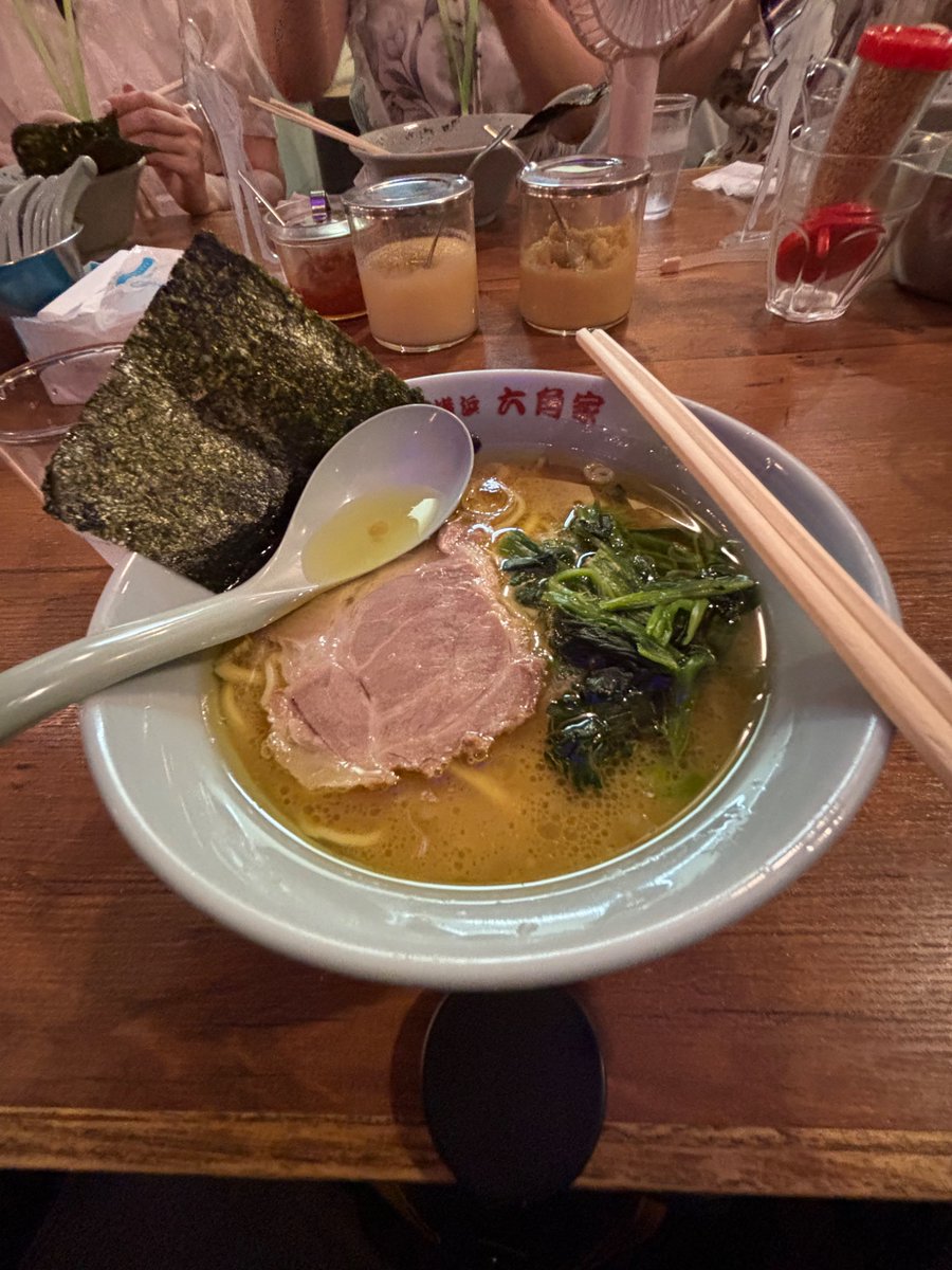 75197519A's tweet photo. ﾗｰﾒﾝ博物館@新横浜駅
横浜ﾗｰﾒﾝ 六角家 3箇所目
ﾗｰﾒﾝﾐﾆ🍜
煮卵入りﾗｰﾒﾝﾐﾆ🍜
ｺﾗﾎﾞﾗｰﾒﾝ🍜
呪文🪄ｾﾞﾝﾌﾞﾌﾂｳ🪄
ｶｴｼの強い濃厚豚骨ｽｰﾌﾟと中太麺が最高に😍
#うまーみん 🥰💯
ｺﾗﾎﾞにより女子率が高くてﾋﾞｯｸﾘ😆
ご馳走さまでした🙏 https://t.co/tg6axYDVVq