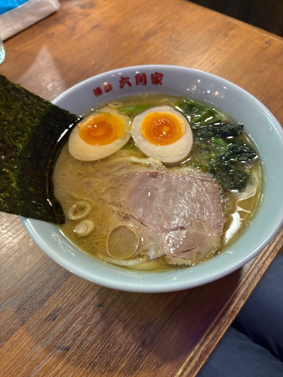 75197519A's tweet photo. ﾗｰﾒﾝ博物館@新横浜駅
横浜ﾗｰﾒﾝ 六角家 3箇所目
ﾗｰﾒﾝﾐﾆ🍜
煮卵入りﾗｰﾒﾝﾐﾆ🍜
ｺﾗﾎﾞﾗｰﾒﾝ🍜
呪文🪄ｾﾞﾝﾌﾞﾌﾂｳ🪄
ｶｴｼの強い濃厚豚骨ｽｰﾌﾟと中太麺が最高に😍
#うまーみん 🥰💯
ｺﾗﾎﾞにより女子率が高くてﾋﾞｯｸﾘ😆
ご馳走さまでした🙏 https://t.co/tg6axYDVVq