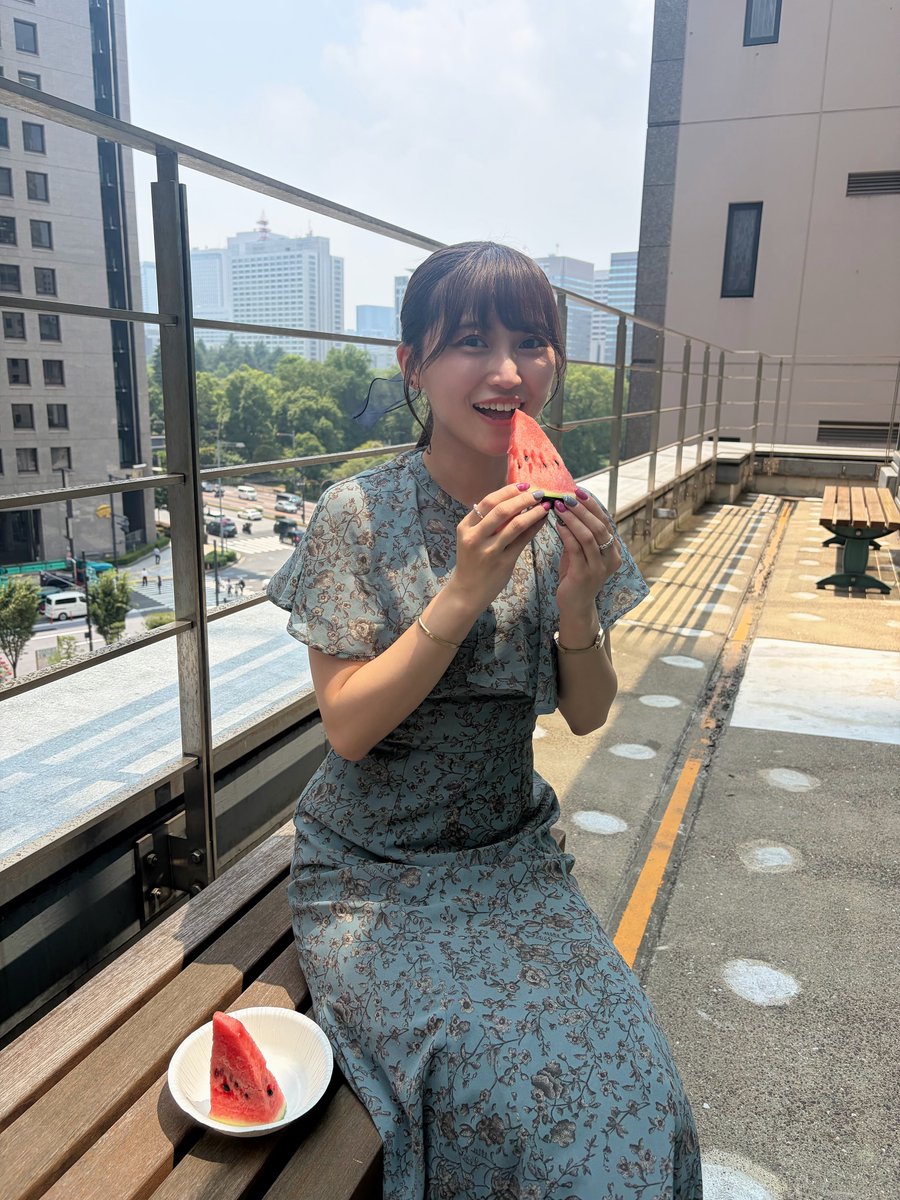 lfkanonmaejima's tweet photo. おはようございます☀️
週末は暑さに加えて天気も崩れ、不安な思いをされた方もいらっしゃったと思います。
週のはじめ、熱中症対策をしっかりしながら、無理せず過ごしましょうね！
今日もよろしくお願いします📻🫶

フルーツとくながさんに頂いたうまえじま！なスイカと一緒に🍉
#垣花正ハッピー https://t.co/J1Pqga5V7W
